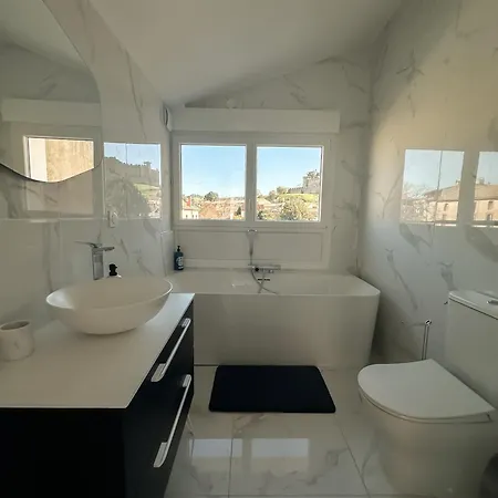 לינה וארוחת בוקר Face Cite - D'hotes - Parking & Garage Gratuit - Wi-fi Gratuit קרקסון